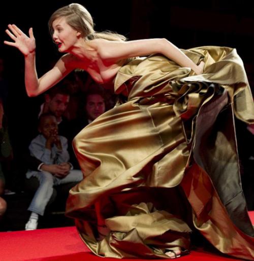 Жертвы неудобной обуви, длинных платьев и скользких полов