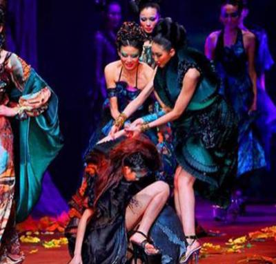 Жертвы неудобной обуви, длинных платьев и скользких полов