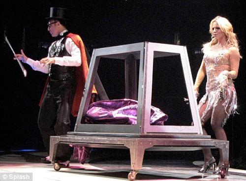 Бритни Спирс распилят пополам