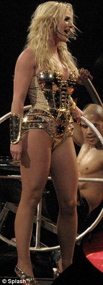 Бритни Спирс распилят пополам