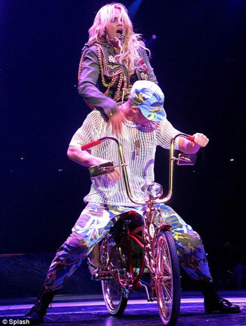 Бритни Спирс распилят пополам