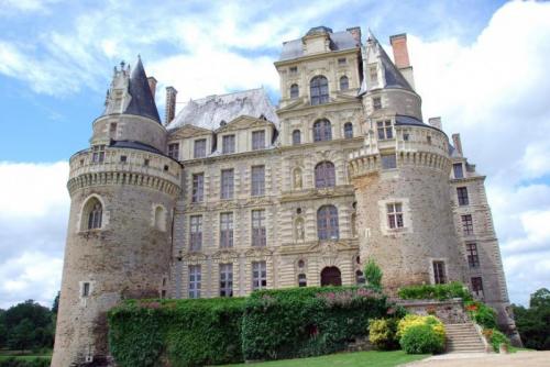 Замок де Брикка во Франции
Замок де Брикка — самый высокий замок во Франции. Семь его этажей расположены в сердце живописной долины Луары и являются самым посещаемым местом с привидениями в мире.