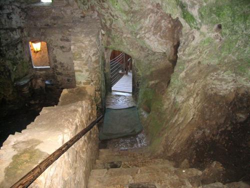В 1567 году замок был восстановлен, причем вместе с многочисленными секретными туннелями и проходами, которые и по сей день посещают призраки многих солдат, погибших в стенах замка.