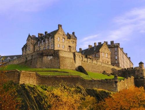 Эдинбургский замок в Шотландии
Построенный в XII веке Эдинбургский замок является одним из тех мест, где атеисты становятся верующими, как только ступят на его порог. Основанный на месте потухшего вулкана, он является символом Шотландии.