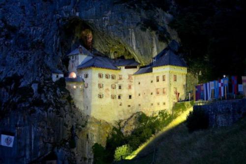 Предъямский замок в Словении
Построенный внутри пещеры Предъямский замок представлял собой мощную крепость, которая противостояла многочисленным жестоким атакам и нападениям. И всё же в XIV-XV веках замок был разрушен серией длительных осад и землетрясений.