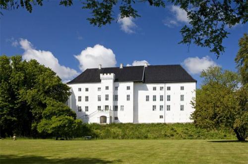 Замок Драгсхольм в Дании
Построенный в конце XII столетия замок Драгсхольм сейчас используется в качестве роскошного отеля. Известным его делают ровно сто призраков, бродящих по коридорам каждую ночь.