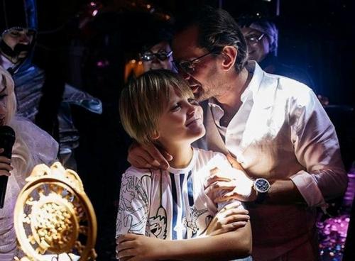 Знаменитые папы-одиночки, которым пришлось самим растить детей