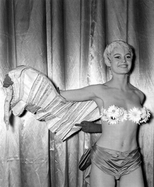 Редкие снимки знаменитостей прошлого и настоящего. Часть 15