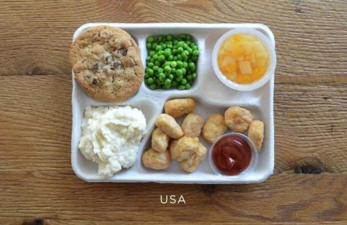 Что едят школьники по всему миру? 9 примеров школьных обедов разных стран