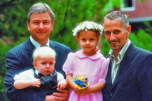 Клаус Воверайт и его любовь Йорн Кубики. На фото с крестниками Тобиасом и Луизой.
