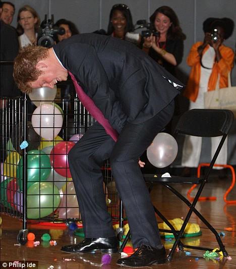 Принц Гарри лопал задом шарики