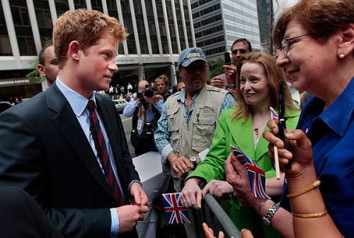 Принц Гарри лопал задом шарики