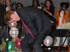 Принц Гарри лопал задом шарики