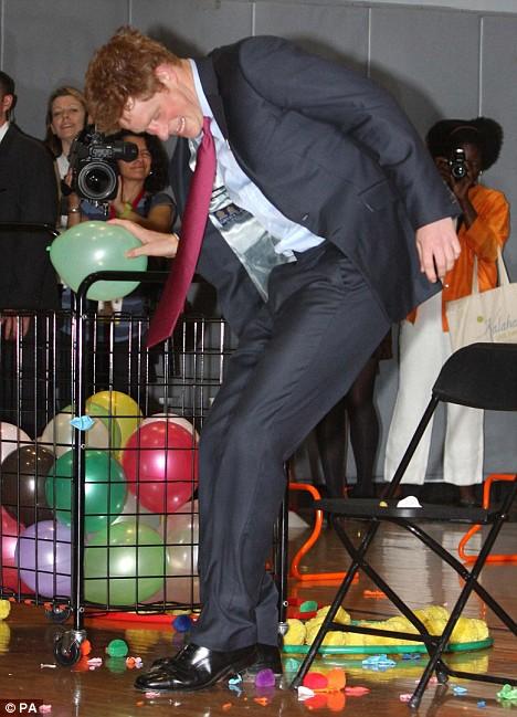 Принц Гарри лопал задом шарики