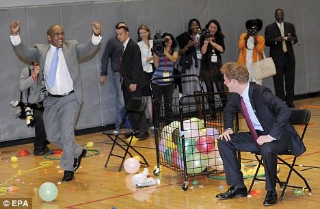 Принц Гарри лопал задом шарики