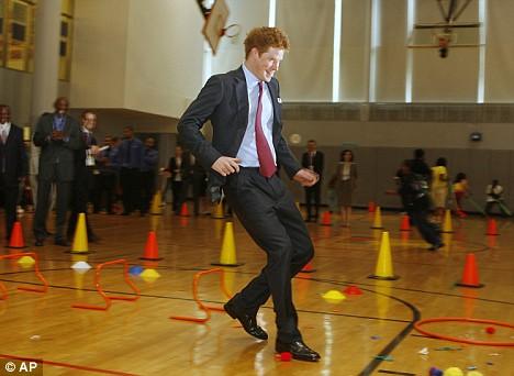 Принц Гарри лопал задом шарики