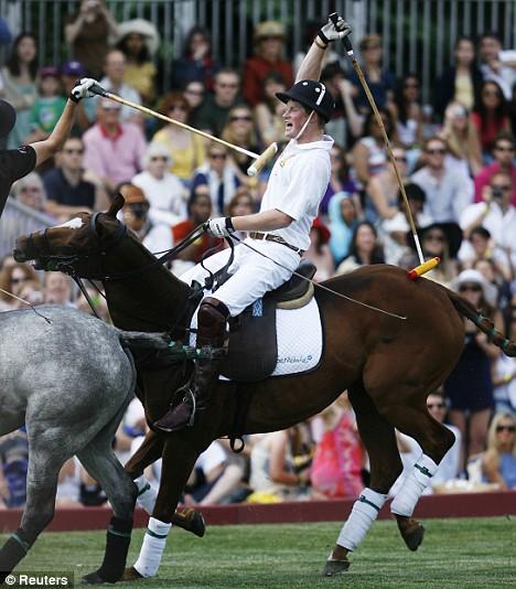 Принц Гарри лопал задом шарики