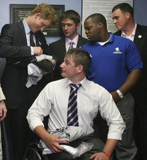 Принц Гарри лопал задом шарики