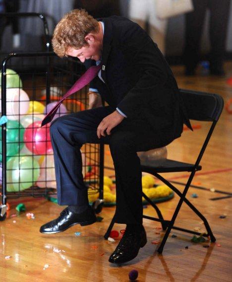 Принц Гарри лопал задом шарики