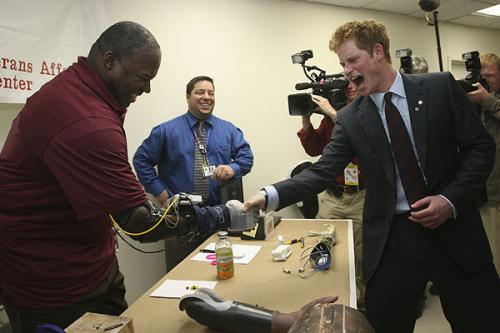 Принц Гарри лопал задом шарики