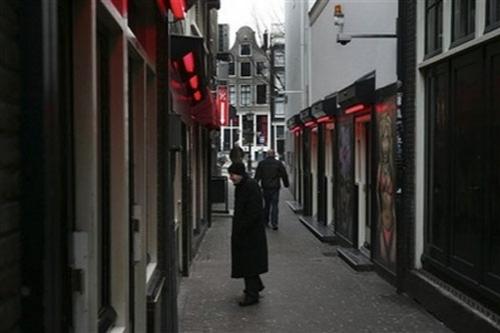 Конец "красных фонарей": проститутки Амстердама обречены на безработицу