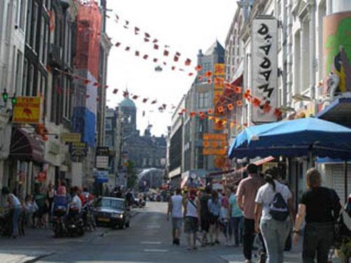 Конец "красных фонарей": проститутки Амстердама обречены на безработицу