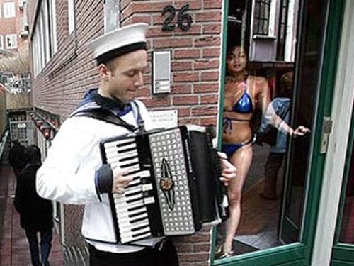 Конец "красных фонарей": проститутки Амстердама обречены на безработицу