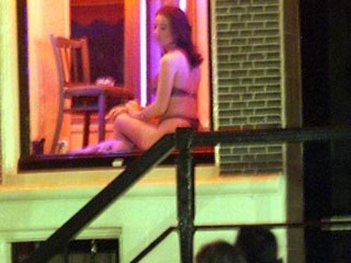 Конец "красных фонарей": проститутки Амстердама обречены на безработицу