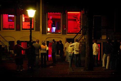 Конец "красных фонарей": проститутки Амстердама обречены на безработицу