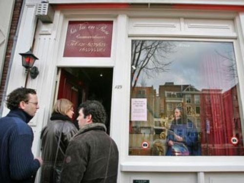 Конец "красных фонарей": проститутки Амстердама обречены на безработицу