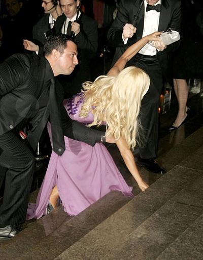 Курьезные падения знаменитостей