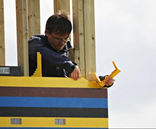 Известный британский автожурналист построил жилой дом из «Лего»