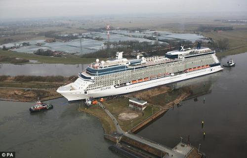 Гигантский океанский лайнер «просочился» по узкой реке