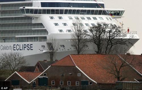 Гигантский океанский лайнер «просочился» по узкой реке