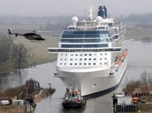 Гигантский океанский лайнер «просочился» по узкой реке