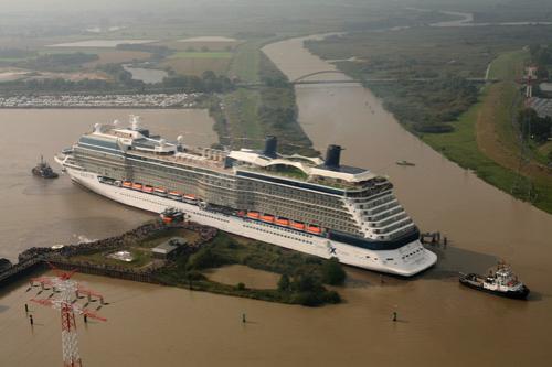 Гигантский океанский лайнер «просочился» по узкой реке