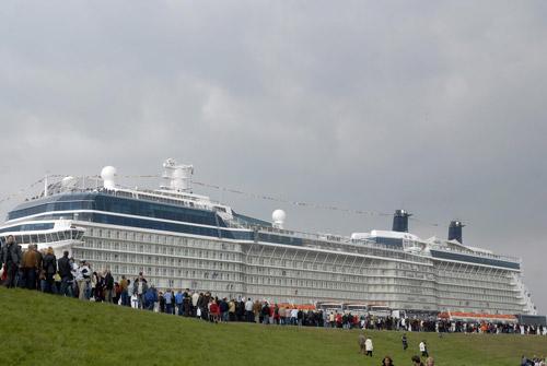 Гигантский океанский лайнер «просочился» по узкой реке