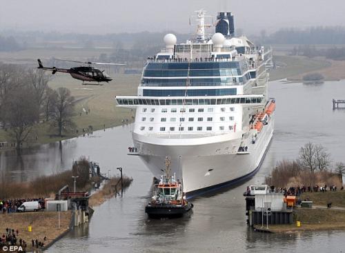 Гигантский океанский лайнер «просочился» по узкой реке