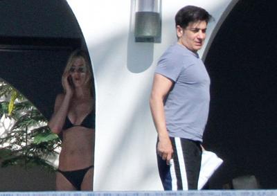 41-летняя Дженнифер Энистон в бикини произвела фурор