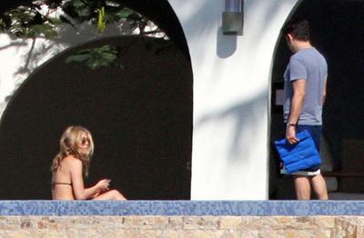 41-летняя Дженнифер Энистон в бикини произвела фурор