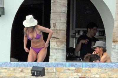 41-летняя Дженнифер Энистон в бикини произвела фурор