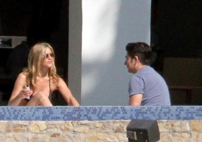 41-летняя Дженнифер Энистон в бикини произвела фурор