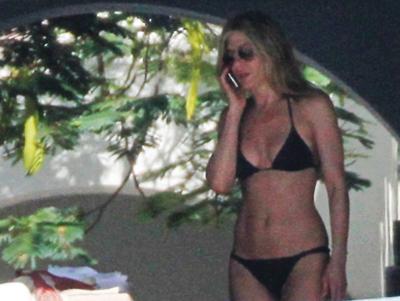 41-летняя Дженнифер Энистон в бикини произвела фурор