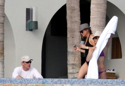 41-летняя Дженнифер Энистон в бикини произвела фурор