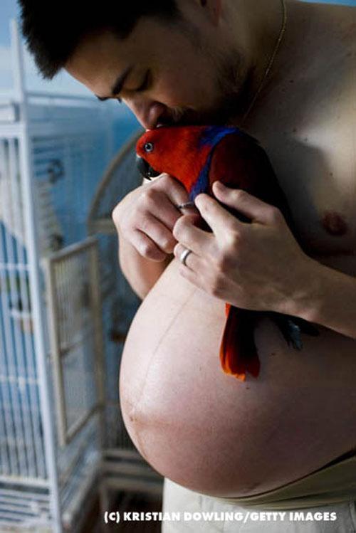 Беременный мужчина снялся обнажённым