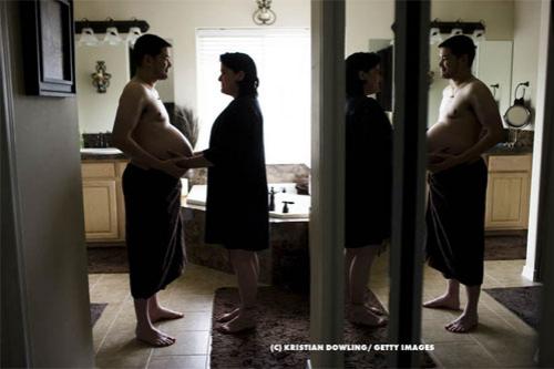 Беременный мужчина снялся обнажённым