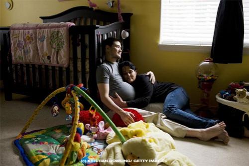 Беременный мужчина снялся обнажённым