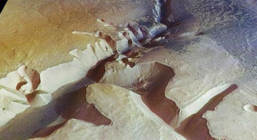 Каналы и лощины, обнаруженные на поверхности Марса, говорят о том, что в прошлом климат здесь был более влажным, но со временем большая часть воды испарилась, в то время как на полюсах она сконцентрировалась под поверхностью в виде льда.