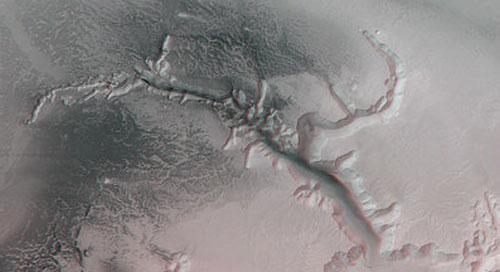 А вода на Марсе все-таки есть - это совершенно точно доказал аппарат «Феникс», находящийся сейчас на поверхности Красной планеты…