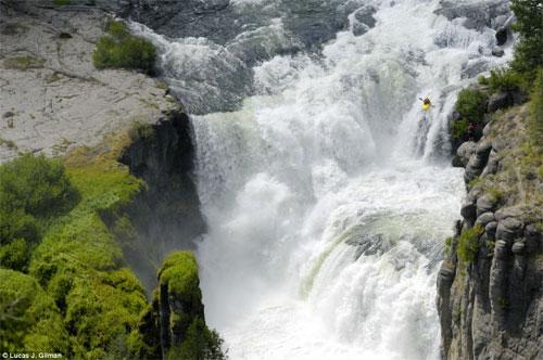 Безумец сплавился по водопаду с сорокаметровой высоты!